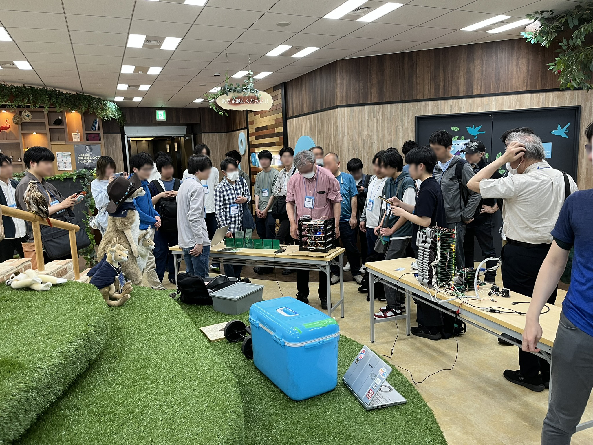 オセロ大会初戦を見守る観衆
